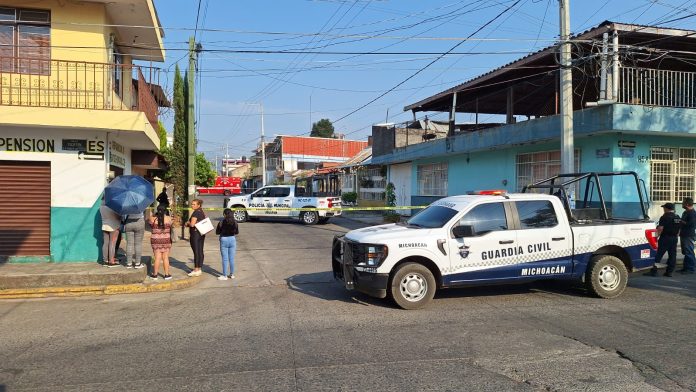Hombres asesinan a una mujer por fuera de escuela particular, en Uruapan