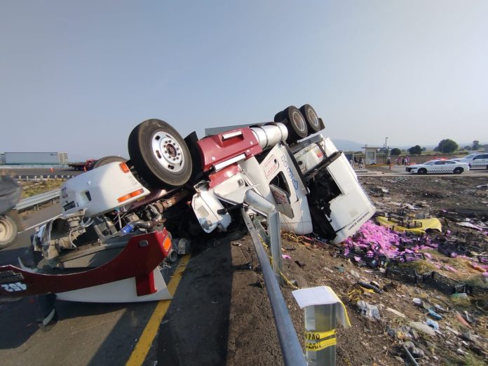 Volcadura de tráiler deja un muerto y un herido en la región de Copándaro