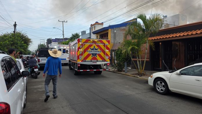 Veladora provoca incendio en vivienda de Zamora; una mujer resulta lesionada