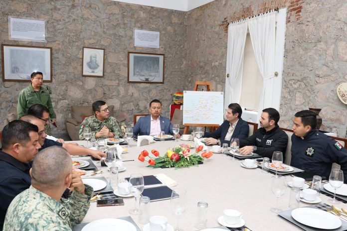 Se reúne Alfonso Martínez con mandos militares y civiles para afianzar coordinación en seguridad