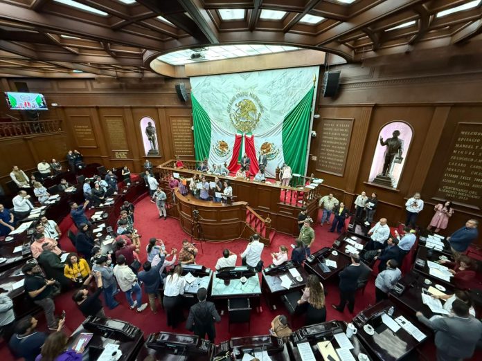 Toman periodistas de Michoacán la tribuna legislativa; advierten riesgo de Censura