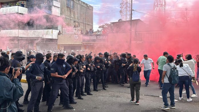 Repliegan policías a trabajadores de la educación con gas lacrimógeno y balas de goma