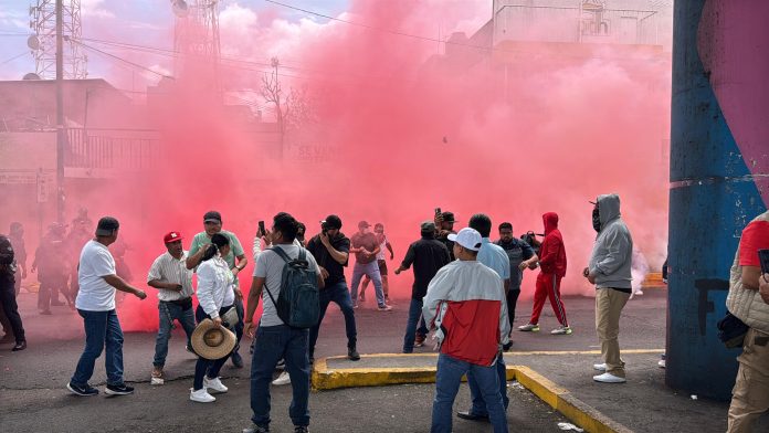 Con gas lacrimógeno y balas de pintura, policías impiden tercer intento de bloqueo a vías férreas en Morelia