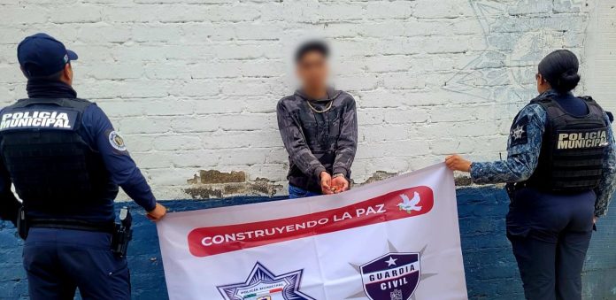 Detienen a joven con droga y recuperan camioneta robada en Pátzcuaro