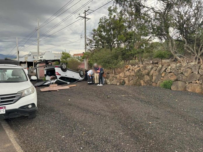 Volcadura de camioneta deja dos mujeres y una bebé heridas en la Morelia-Pátzcuaro