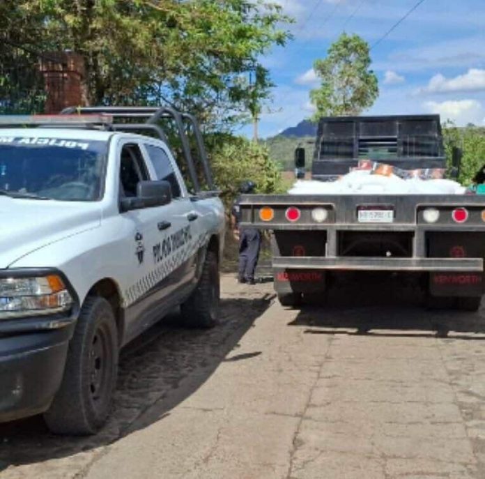 Empistolados roban cargamento de fertilizante en Tzintzuntzan