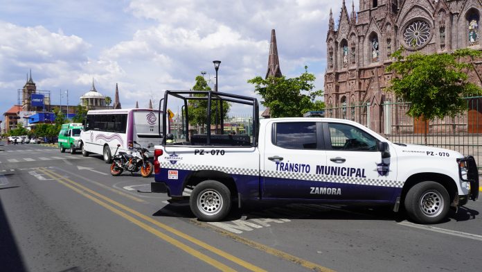 Adulto mayor muere atropellado por camión de pasajeros, en el Centro de Zamora