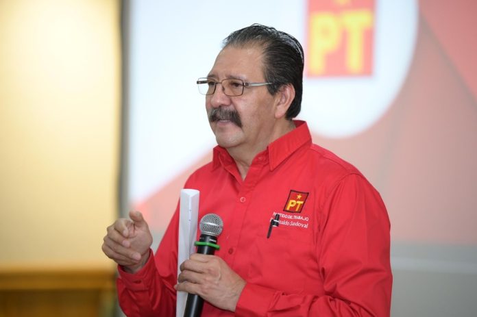 El dirigente estatal del Partido del Trabajo (PT), Reginaldo Sandoval Flores, defendió la integridad del presidente municipal de Tacámbaro, Salvador Bastida García,