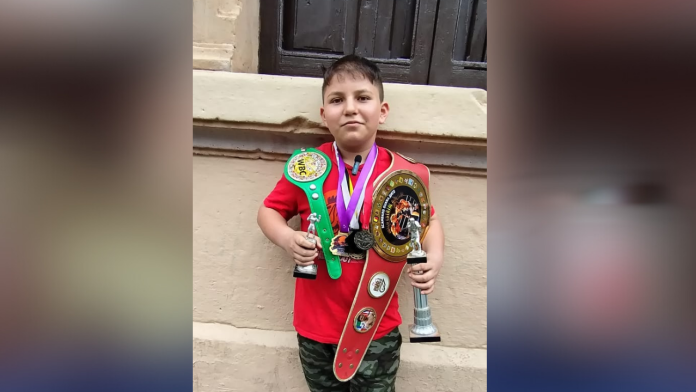 Boxeador de 14 años de edad, solicita apoyo para competir en Chiapas