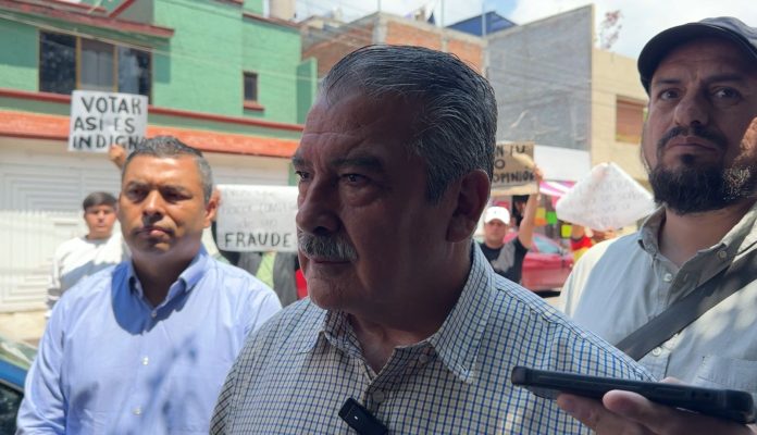 Raúl Morón es recibido por manifestantes al acudir a votar en la Elección Judicial