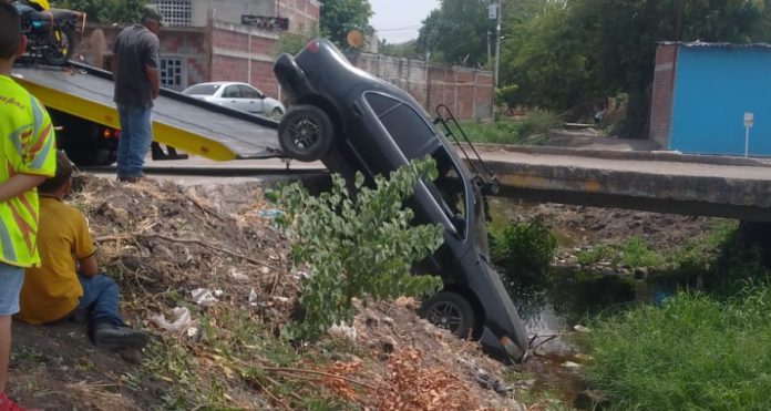 Auto cae a canal de aguas negras en Apatzingán; no hay lesionados