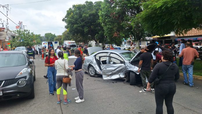 Un adolescente muerto y tres jóvenes heridas saldo de accidente, en Uruapan