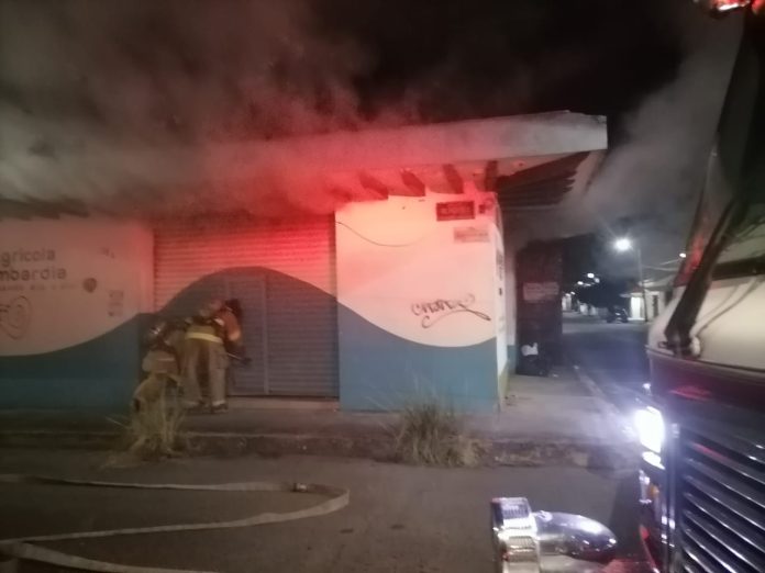 Se incendia negocio de agroquímicos en el Barrio de La Magdalena, Uruapan