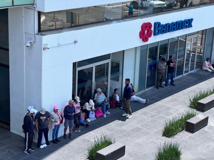 Maestros bloquean Torre Financiera y Libramiento; anuncian nuevos cierres esta semana