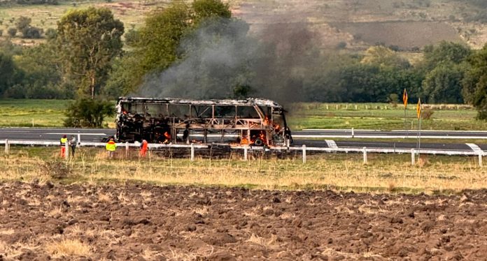 Arde autobús de pasajeros en la México-Guadalajara