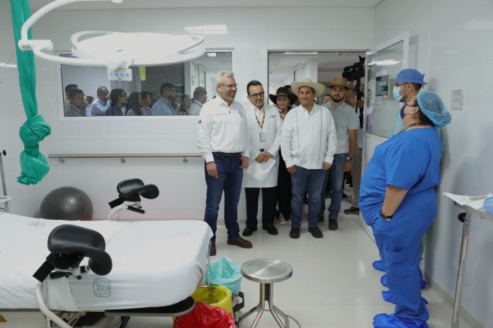 Se consolidan servicios de salud para Uruapan; recorre Bedolla hospital del IMSS
