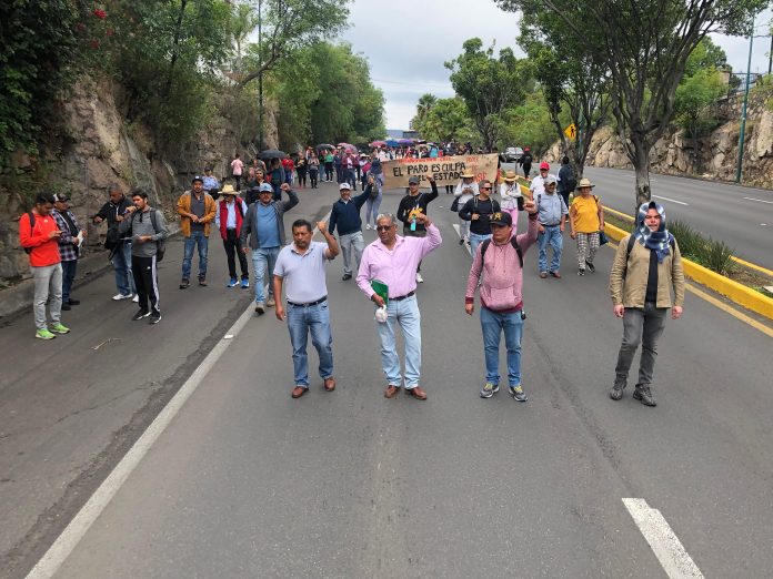 A paso lento, marcha del grupo Poder de Base en Morelia
