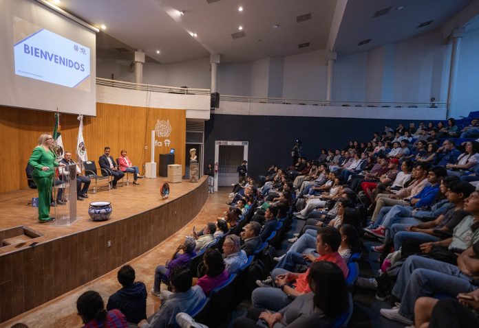 UMSNH recibe a cerca de 200 jóvenes del Programa Delfín; Yarabí Ávila les da la bienvenida