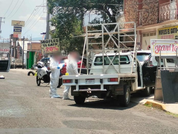 Delincuentes en motocicleta dispararon contra los dos ocupantes de una camioneta de la empresa "Kepollo", hirieron a uno de ellos y consecutivamente los despojaron de una fuerte suma de dinero Delincuentes en motocicleta dispararon contra los dos ocupantes de una camioneta de la empresa "Kepollo", hirieron a uno de ellos y consecutivamente los despojaron de una fuerte suma de dinero