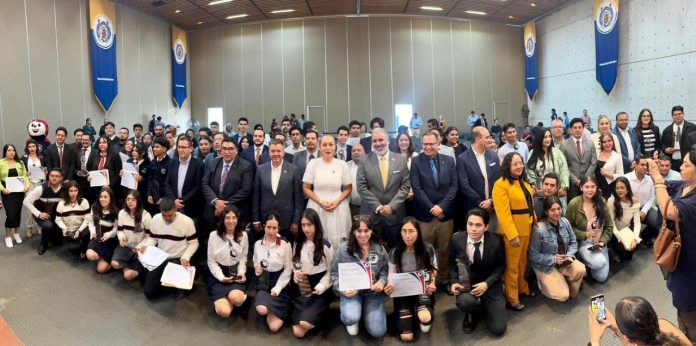 Reconoce CANACINTRA a 50 estudiantes de preparatoria Reconoce CANACINTRA a 50 estudiantes de preparatoria