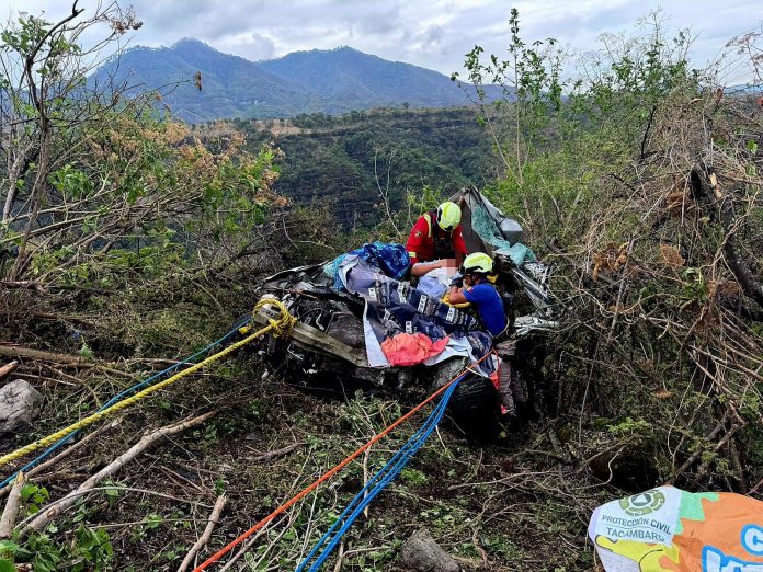 Accidente entre camión y otro vehículo deja 3 muertos y 1 herido en el municipio de Tacámbaro Accidente entre camión y otro vehículo deja 3 muertos y 1 herido en el municipio de Tacámbaro