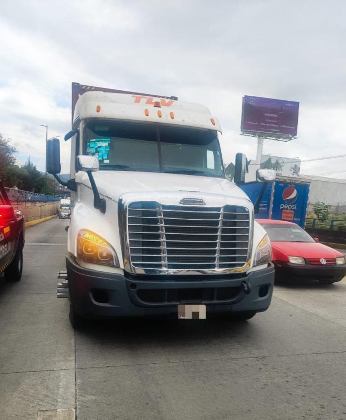 Policía Morelia recupera tráiler robado en Periférico Paseo de la República y detiene a conductor