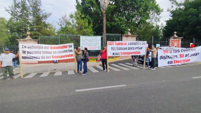 Bloquean transportistas y docentes el Libramiento frente a Casa de Gobierno, exigen reunirse con el gobernador