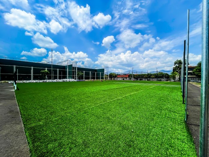 Administración de Yarabí Ávila construye cancha de fútbol 7, lleva 75 por ciento de avance
