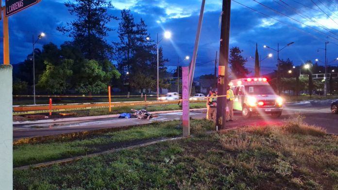 Joven motociclista mere al derrapar su motocicleta en el Boulevard Industrial