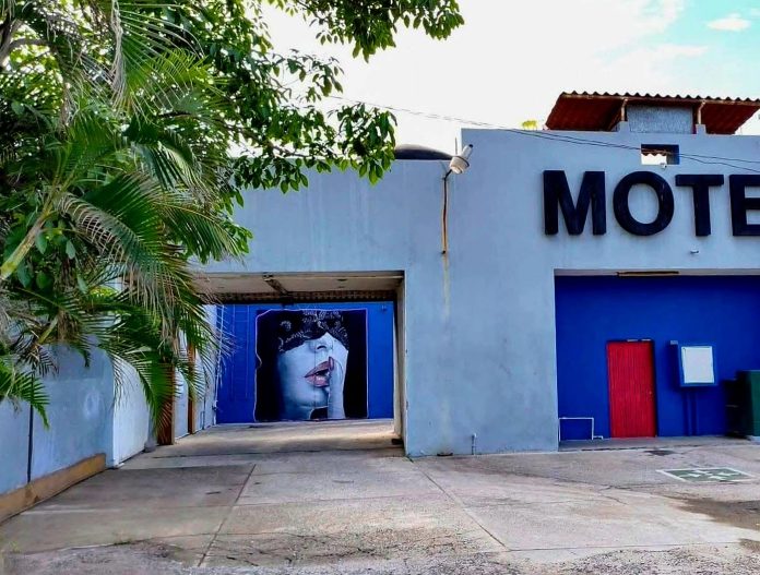Encuentran a hombre asesinado dentro de motel en Lázaro Cárdenas; tenía siete puñaladas Encuentran a hombre asesinado dentro de motel en Lázaro Cárdenas; tenía siete puñaladas