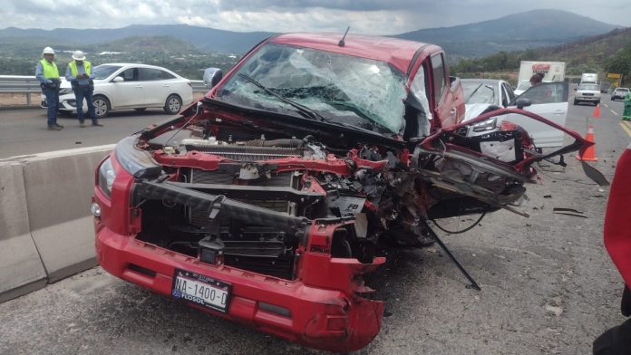 Trailero provoca accidente en la autopista Siglo XXI, huye y abandona su unidad Trailero provoca accidente en la autopista Siglo XXI, huye y abandona su unidad