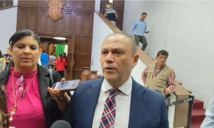 Niega Marco Antonio Bravo que exista conflicto de interés, al auditar a su compadre el gobernador
