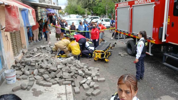 2 mujeres quedan heridas al caerles encima material de construcción en la avenida Pedregal