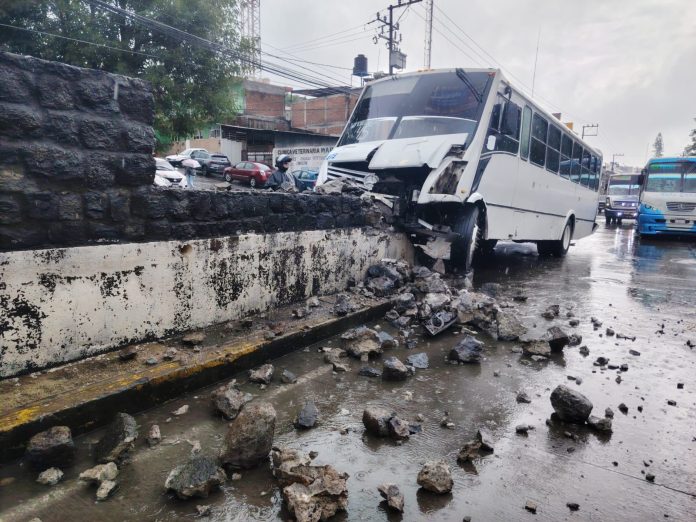 Al menos 10 lesionados tras choque de dos camiones urbanos, en Uruapan