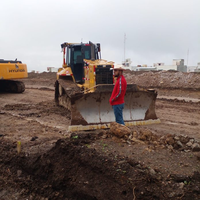 Vecinos detienen ampliación de la avenida Amalia Solórzano, atribuyen a la constructora daño a tubería de agua