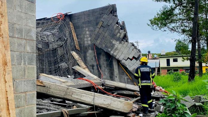 Rescatan con vida a joven atrapado en derrumbe de obra en Tacámbaro