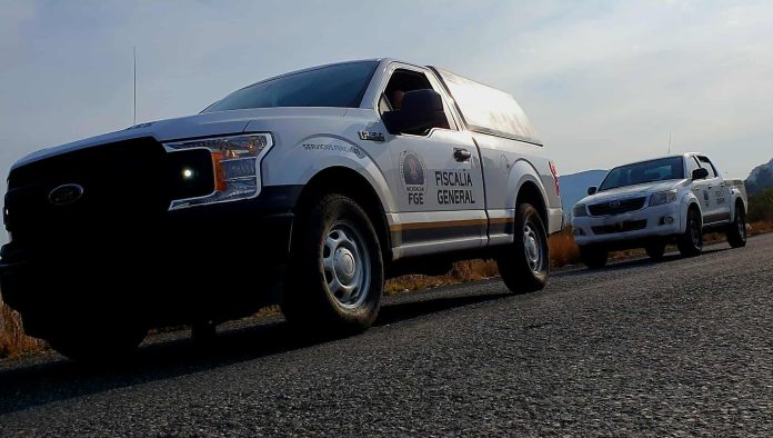 Hallan a dos hombres asesinados a un costado de la Autopista Siglo XXI