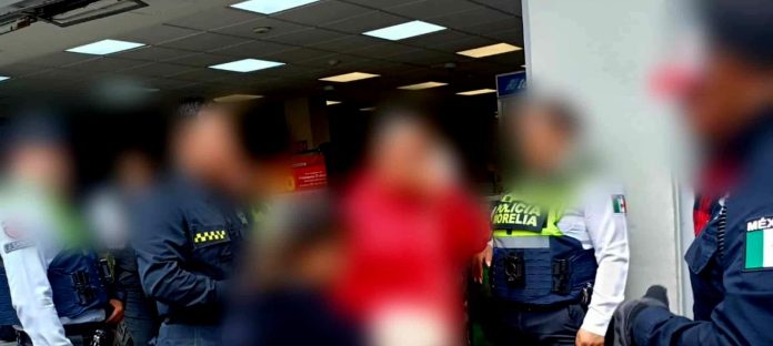 Timadores le intercambian papeles por dinero real a una mujer en Morelia