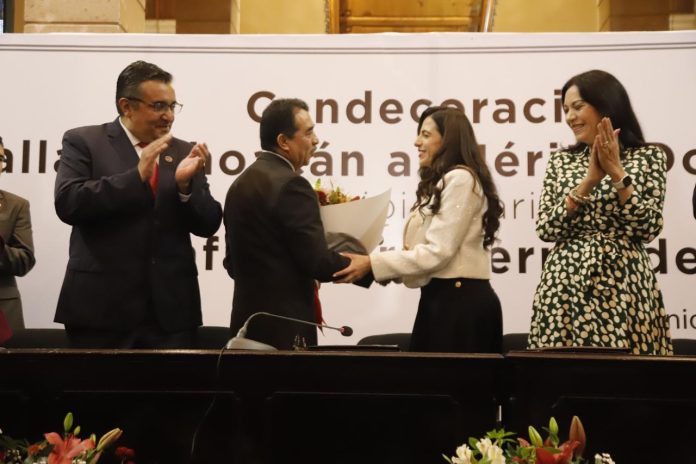Condecora Congreso de Michoacán a Rafael Lara con la Presea al Mérito Docente