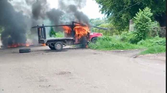 Detención de “El Capi” genera bloqueos y quema de Vehículos en Buenavista y Apatzingán