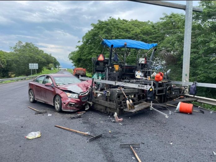 Auto choca contra maquina pavimentadora, en la autopista Siglo XXI