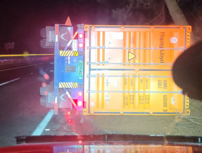 Volcadura de tráiler provoca cierre parcial en la pista Siglo XXI