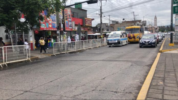 Policía de Morelia reordena área de ascenso y descenso de pasaje en el Monumento a Lázaro Cárdenas