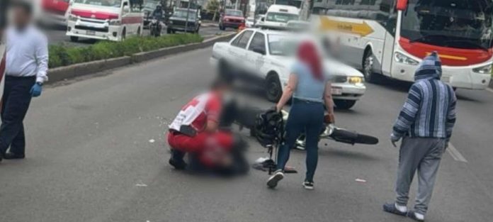 Motociclista sufre accidente en el Libramiento Norte de Morelia; 2 autos están involucrados