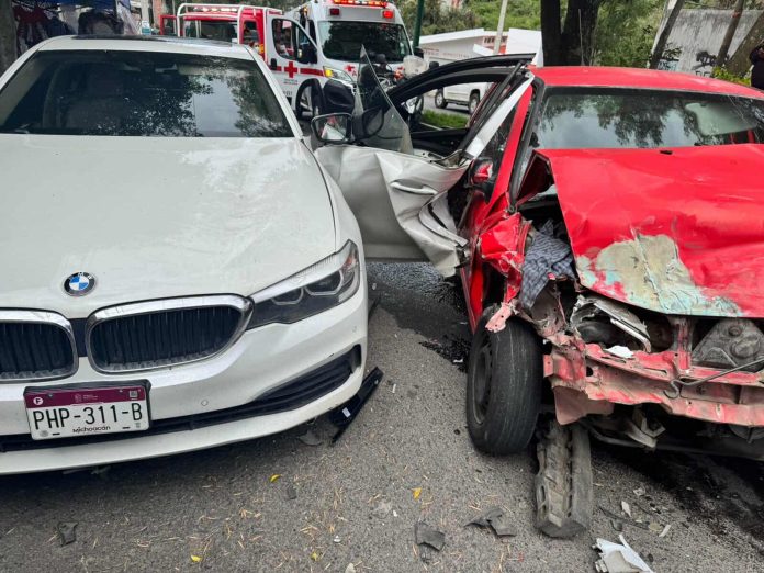Automovilista muere al sufrir infarto y choca contra 2 vehículos, al sur de Morelia