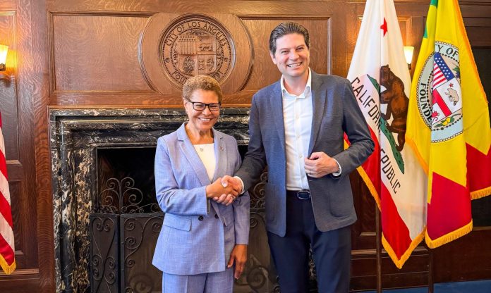 Se reúne Alfonso Martínez con la alcaldesa Karen Bass, de Los Ángeles