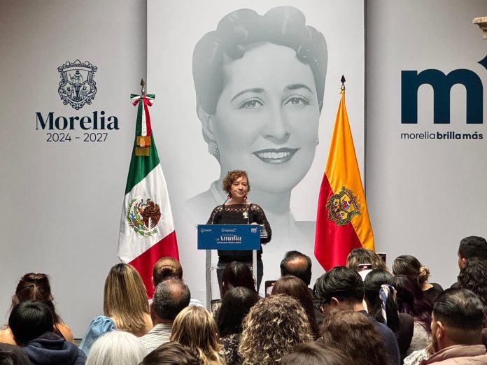 Presea Amalia Solórzano a Verónica Villaseñor; reconocen su lucha en demanda de justicia por el feminicidio de su hija Jessica González Presea Amalia Solórzano a Verónica Villaseñor; reconocen su lucha en demanda de justicia por el feminicidio de su hija Jessica González