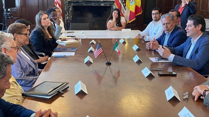 Alfonso Martínez destaca reunión con migrantes, empresarios y donaciones tras gira en Los Ángeles