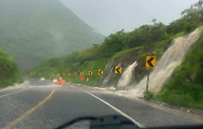 Fuertes lluvias por Huracán Flossie provocan accidentes y deslaves leves en la Siglo XXI