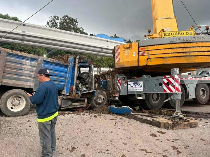 Camión torton sin frenos embiste varios vehículos en Zitácuaro; chofer queda herido